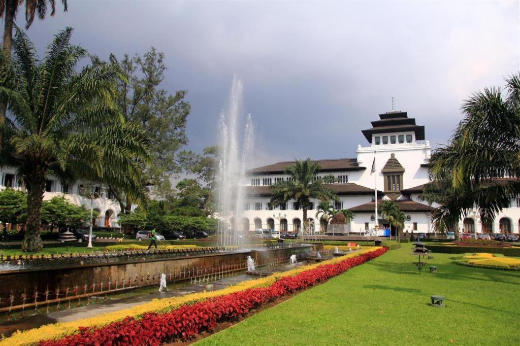 Hotel Cemerlang Bandung Esterno foto